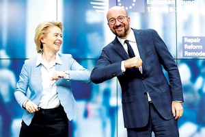 Chủ tịch EC Ursula von der Leyen và Chủ tịch Hội đồng châu Âu Charles Michel chúc mừng thành công của hội nghị thượng đỉnh EU