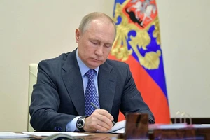 Tổng thống Nga Vladimir Putin ký thông qua đạo luật. Nguồn: TASS