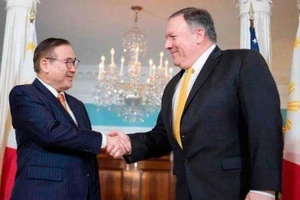 Ngoại trưởng Philippines Teodoro Locsin và người đồng cấp Mỹ Mike Pompeo. Nguồn: Bloomberg