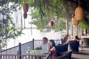 Khách ngắm cảnh sông nước ven sông Sài Gòn đoạn qua TP Thuận An ở Resort An Lam Retreats