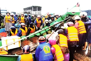 Từ đêm 18-10, lũ ồ ạt nhấn chìm hàng chục ngàn hộ dân ở huyện Lệ Thủy, ngư dân các làng biển Ngư Thủy (huyện Lệ Thủy, Quảng Bình) tự nguyện đưa hàng trăm thuyền đánh cá lên cứu đồng bào