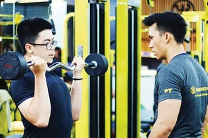 Hướng dẫn tập luyện gym - fitness tại một trung tâm thể thao ở quận 3, TPHCM. Ảnh: P.NGUYỄN