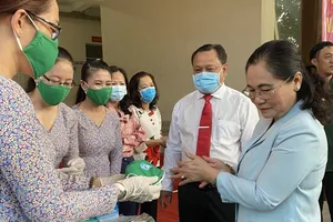Đồng chí Nguyễn Thị Lệ, Phó Bí thư Thành ủy, Chủ tịch HĐND TPHCM động viên cán bộ, hội viên Hội LHPN quận 11 may khẩu trang tặng người dân phòng chống Covid-19
