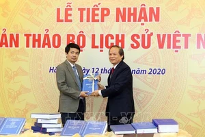 Buổi lễ tiếp nhận bản thảo bộ Lịch sử Việt Nam