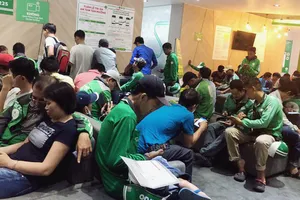 Các tài xế tại văn phòng Grab. Ảnh minh họa: CÔNG TRUNG