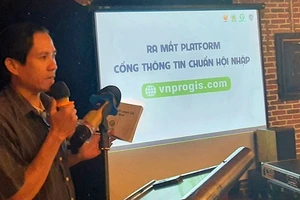 Đại diện Ban tổ chức giới thiệu về Cổng thông tin “Chuẩn hội nhập” kết nối với khách hàng thế giới. Ảnh: Bộ Công thương