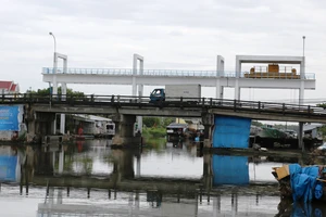 Nhiều cống thủy lợi ở bán đảo Cà Mau có khẩu độ nhỏ nên ghe tàu, sà lan không thể qua lại