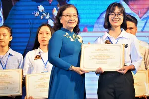 Các tân thủ khoa Trường ĐH Lạc Hồng nhận học bổng
