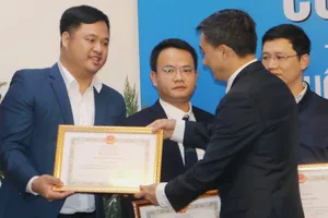 Thứ trưởng Bộ Y tế Trần Văn Thuấntrao Bằng khen cho đại diện các tập thể thanh niên có nhiều đóng góp xuất sắc trong hoạt động. Nguồn: TTH.VN