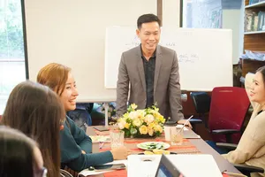 Các bạn trẻ tham gia một buổi học về viết content