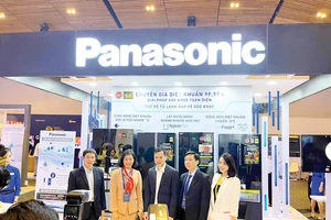 Ông Bùi Thế Duy,Thứ trưởng Bộ Khoa học và Công nghệ (đứng giữa) tham quan gian hàng của Panasonic