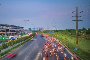 Metro số 1 song hành với xa lộ Hà Nội. Ảnh: GIANG SƠN ĐÔNG