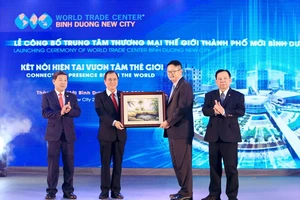 Đồng chí Trần Văn Nam, Ủy viên Trung ương Đảng, Bí thư tỉnh ủy, Trưởng Đoàn Đại biểu quốc hội tỉnh Bình Dương (thứ hai từ trái qua) trao quà lưu niệm cho ông Scott Wang, Phó chủ tịch WTCA tại lễ công bố WTC BDNC