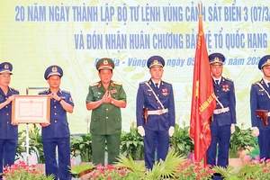 Thượng tướng Võ Minh Lương, Thứ trưởng Bộ Quốc phòng trao Huân chương Bảo vệ Tổ quốc hạng nhì cho Bộ Tư lệnh Vùng Cảnh sát biển 3. Ảnh: TTXVN