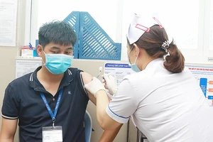 Bệnh viện Quận 11 tiêm vaccine Covid-19 cho nhân viên y tế vào sáng 24-3