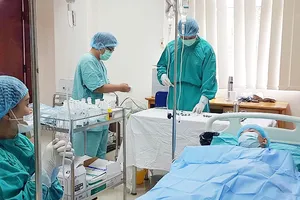 Các bác sĩ Bệnh viện Trung ương Huế ghép tế bào gốc tạo máu tự thân cho bệnh nhân Ngô Hoàng N.