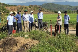 Ông Lê Trọng Yên - Phó Chủ tịch UBND tỉnh Đắk Nông cùng đoàn công tác kiểm tra thực địa Dự án thuỷ lợi Suối Đá trước đó. Nguồn: TN&MT