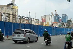 Công tác gỡ bỏ rào chắn và tái lập mặt đường Lê Lợi sẽ hoàn thành trước ngày 30-4, phục vụ người dân nghỉ lễ