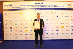 Ông Đặng Minh Phương - Giám đốc Điều hành Saint-Gobain Việt Nam tại miền Bắc nhận giải thưởng