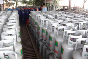 Giá gas tăng 14.000 đồng/bình 12kg