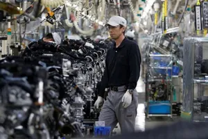 Công nhân làm việc trong một nhà máy ở Nhật Bản. Nguồn: cgtn.com