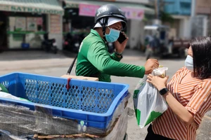 Những ngày này, lượng tài xế giao hàng trực tuyến tăng so với ngày thường, kèm theo đó là những lo lắng về phòng dịch. Ảnh: DŨNG PHƯƠNG