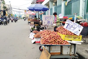 Kiểu bán hàng để giá 1/2kg dễ gặp trên các tuyến đường ở thành phố