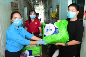 Chương trình “Triệu bữa cơm” trao quà cho gia đình thanh niên công nhân tại huyện Bình Chánh, TPHCM 