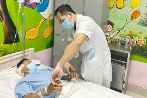 Bác sĩ thăm khám cho bệnh nhân sau phẫu thuật. Ảnh: Bệnh viện cung cấp