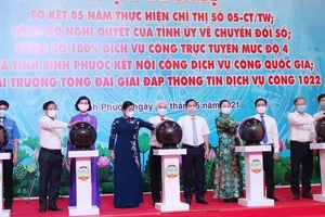 Lãnh đạo tỉnh Bình Phước nhấn nút khai trương tổng đài giải đáp thông tin dịch vụ công 1022 dịp sơ kết 5 năm thực hiện Chỉ thị 05