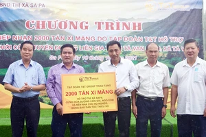 Ông Nguyễn Anh Tuấn, Phó Tổng Giám đốc Tập đoàn T&T Group trao tặng 2.000 tấn xi măng cho ông Vương Trinh Quốc, Chủ tịch UBND thị xã Sa Pa