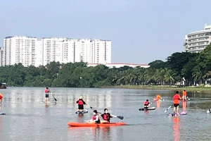 Các bạn trẻ hào hứng chèo SUP ở Bến du thuyền Saigon South Marina Club