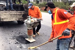 Sử dụng máy đầm, vá các điểm hư hỏng trên QL1A qua Thừa Thiên - Huế