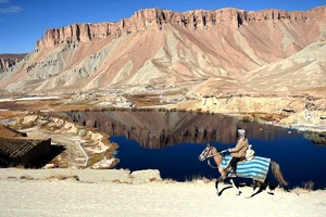 Hồ nước tại công viên quốc gia Band-e Amir