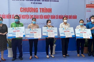 Tặng sổ BHXH tự nguyện cho đoàn viên khó khăn