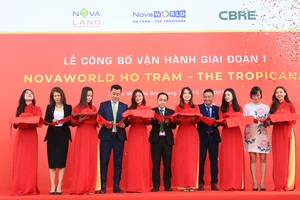 Đại diện từ Tập đoàn Novaland và CBRE - đơn vị vận hành The Tropicana - cắt băng công bố sự kiện