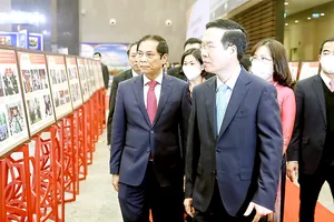 Đồng chí Võ Văn Thưởng và các đại biểu xem triển lãm ảnh “60 năm một chặng đường vẻ vang công tác đảng ngoài nước”. Ảnh: QUANG PHÚC