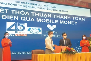 Lãnh đạo Điện lực TPHCM ký kết hợp tác với Tổng công ty Truyền thông