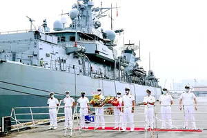 Chiến hạm Đức đến TPHCM