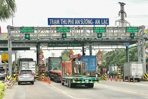 Trạm thu phí An Sương - An Lạc (TPHCM) triển khai hệ thống thu phí tự động nhưng tất cả các làn đều cho xe lưu thông hỗn hợp. Ảnh: QUỐC HÙNG