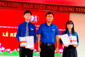 Kết nạp chiến sĩ Hoa Phượng đỏ vào Đảng