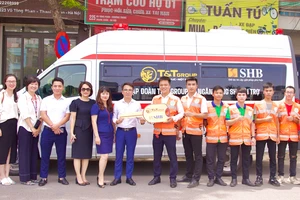 Đại diện Tập đoàn T&T Group và Ngân hàng SHB trao tặng Đội hỗ trợ sơ cứu FAS Angel xe cứu thương GAZ trị giá 870 triệu đồng