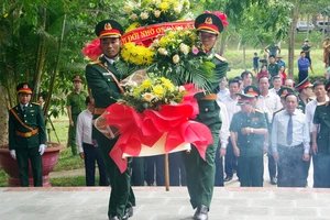 Dâng hương, dâng hoa tưởng nhớ 13 cán bộ, chiến sĩ Trạm thông tin liên lạc A69 hy sinh tại hang Lèn Hà