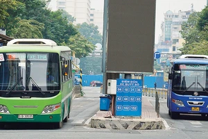 Xe buýt chờ đón khách tại trạm trên đường Hàm Nghi, quận 1, TPHCM. Ảnh: HOÀNG HÙNG