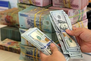 Giá USD tự do vượt 25.000 đồng/USD