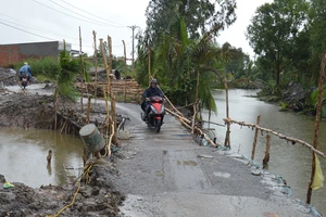 Đê bao chống sạt lở kết hợp làm đường giao thông nông thôn ở xã Vân Khánh Tây, huyện An Minh (Kiên Giang). Ảnh: QUỐC BÌNH