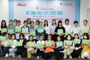 Báo Phụ Nữ TPHCM và các đơn vị trao tặng học bổng cho các nữ sinh