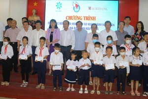 Chương trình trao 100 suất học bổng cho học sinh có hoàn cảnh khó khăn tại tỉnh Hậu Giang