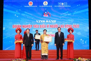 Bà Trương Bích Đào, Giám đốc Nhân sự tại Nestlé Việt Nam, đại diện doanh nghiệp nhận bằng khen của Bộ Lao Động - Thương Binh & Xã hội