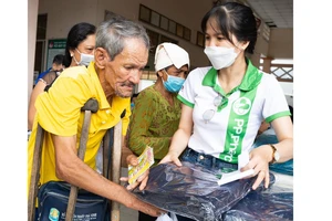 Thăm, khám bệnh và phát quà cho đồng bào các dân tộc tỉnh Trà Vinh